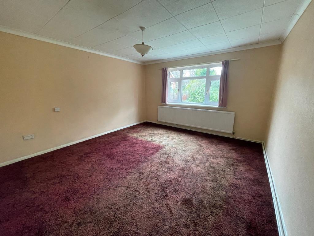Lot: 91 - DETACHED BUNGALOW IN RIVERSIDE TOWN FOR IMPROVEMENT - Bedroom 3 was added in the 1970's